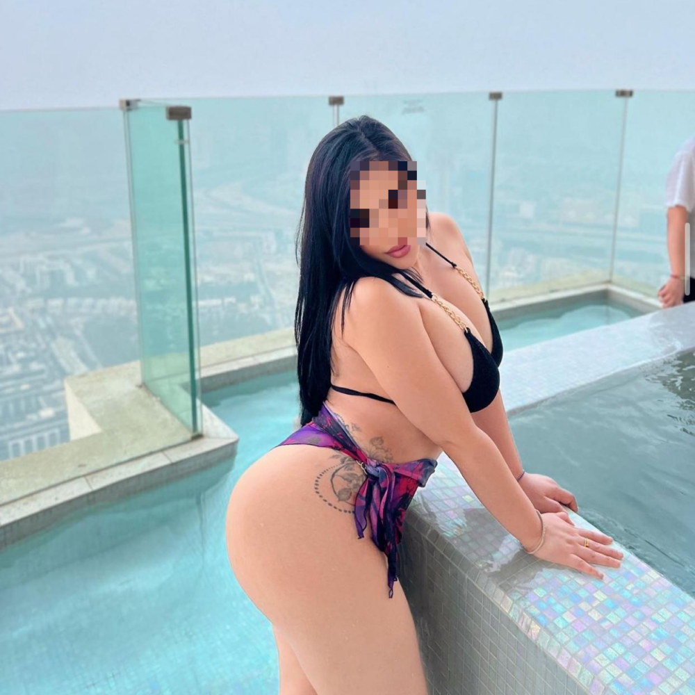 קמילה המדהימה במרכז